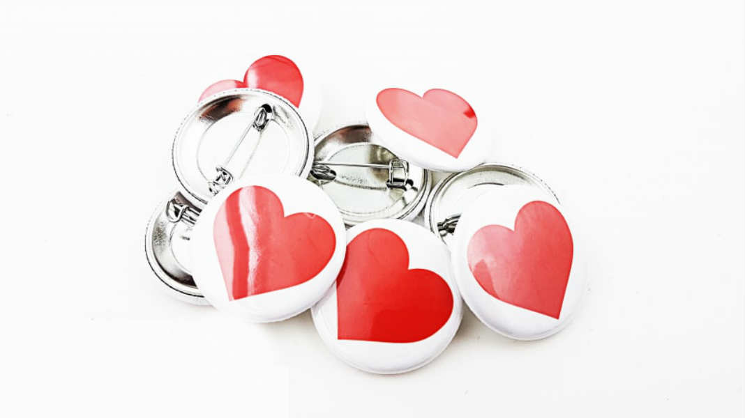 Come usare al meglio le spille per arricchire il proprio look