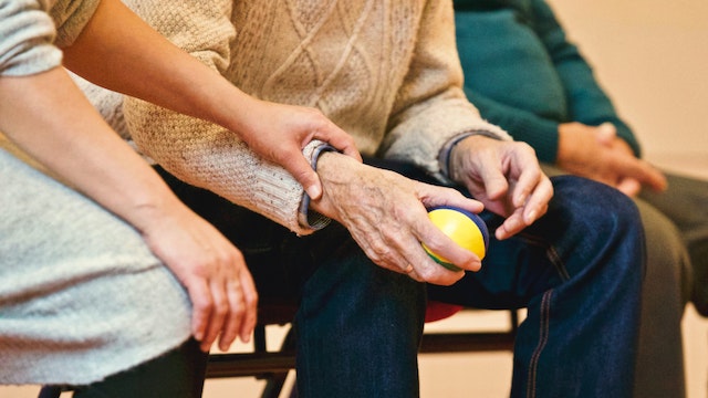 Gestire il Colesterolo Alto: Consigli Nutrizionali per gli Anziani