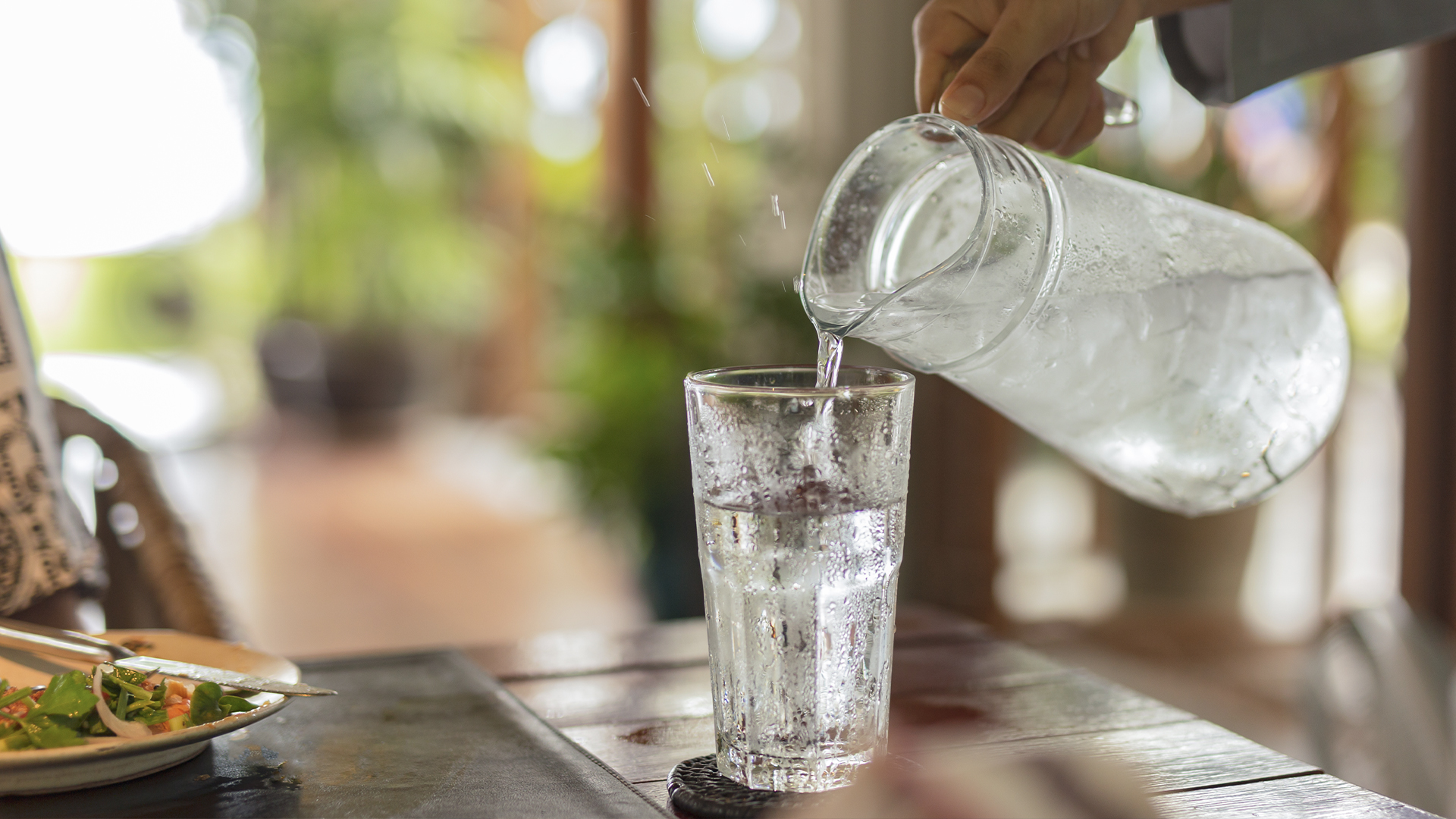 A lezione di sostenibilità un dispenser acqua tra i banchi di scuola