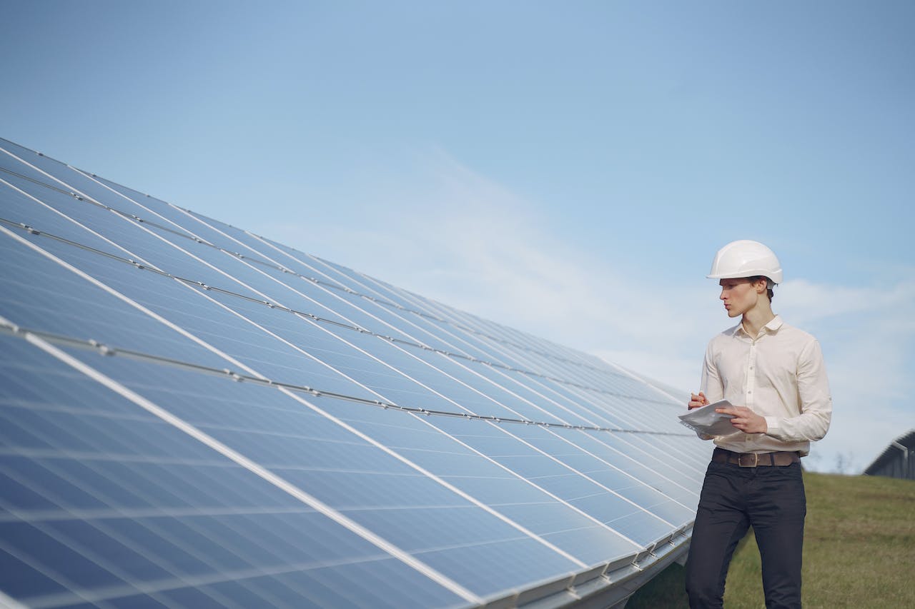 Pannelli fotovoltaici per risparmiare davvero in bolletta restando sostenibili